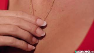 Une intruse lesbienne lèche la veuve