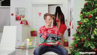 Un jeune offre un cadeau pervers à miss Raquel et sa part en couille