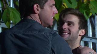 Gabriel Clark lime le cul de Jace tyler contre la grille d'un parc