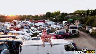 Une bombe latina se fais baiser dans une fourrière