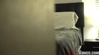 Un couple est filmé en cachette par un voyeur