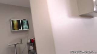 Docteur au gros chibre va démonter sa patiente