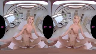 VR porn en POV trio avec deux blondes