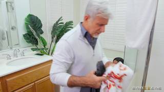 Sommer Isabella qui s'occupe d'un homme pendant son bain