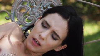 Ellle ce fait arroser la chatte en pleine air