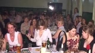 Strip-teaser qui se font sucer en public