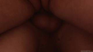 Bella Bellucci enculée les jambes bien écartées par Jay Ashley