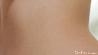 Bain moussant et cunnilingus entre deux lesbiennes