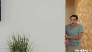 Des MILFs plantureuses baisées par un jeune pervers