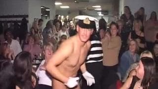 Sexe CFNM dans un club libertin