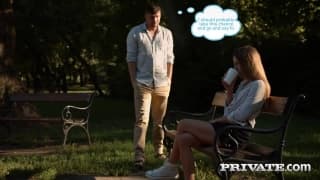 Belle blonde Eveline Dellai fait un date au park qui finit en baise