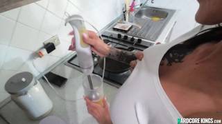 Brune tatouée Chanty Chrys en POV baisée par une grosse bite !