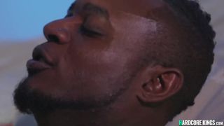 Mari candauliste fait chevaucher sa femme sexy sur un BBC