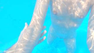 POV dans une piscine avec une teen