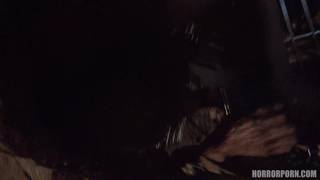 Cette fille est complètement soumise en étant baisée durement