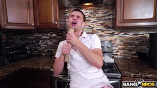 Victoria Cakes a un cul d'enfer tout autant que ses seins