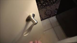 L’ami de famille s’occupe d’une brune aux gros seins