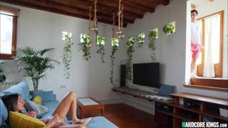 Brune maigrichonne POV baise grosse bite