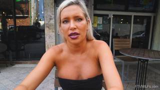 MILF chaude se masturbant dans la voiture en allant à la plage