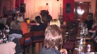 Un mec en string offre sa bite à plusieurs femmes