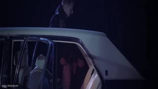 Se garer dans les bois la nuit pour baiser