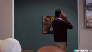 Thérapeute MILF baise un jeune patient