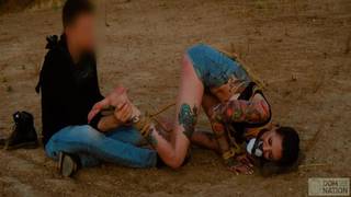 Session BONDAGE dans la nature!