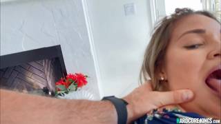 Babe sexy en train de baiser au bord d'une piscine en plein air