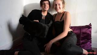 Un androgyne baise avec sa copine