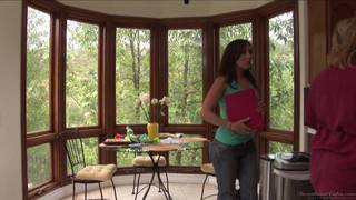 Une MILF lesbienne fait passer un bon moment à une brune