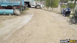 Ginebra Bellucci doit baiser sans attendre et fini dans une casse