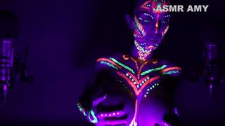 Scène de nuit en ASMR porn sous UV