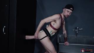 Drew Dixon fisté et sucé sous Gloryhole par Alex Killian