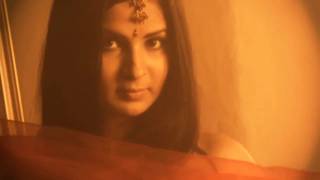 Danse du ventre sensuelle de belle femme indienne nue