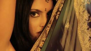 Une belle jeune femme indienne dévoile un peu de son corps