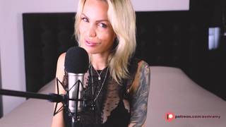 Blonde plantureuse Milf records Asmr sounds