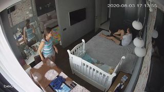 En plein jour, il la baise devant la caméra cachée