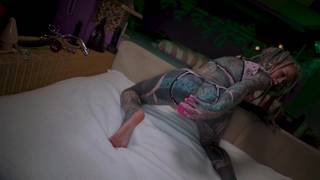 Entièrement tatouée, cette Teen blonde se masturbe l'anus