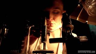 Un monstre baise la chatte d'une scientiste