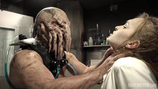 Un monstre baise la chatte d'une scientiste