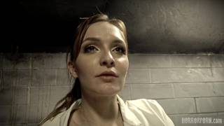 Un monstre baise la chatte d'une scientiste