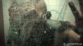 Un monstre baise la chatte d'une scientiste