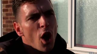 Le beau mec musclé suce la bite du Gay.