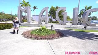 Le gros cul d'Angel défoncé par un inconnu