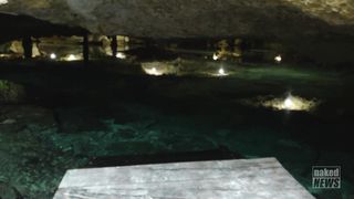 De belles femmes nues dans des situations extrêmes