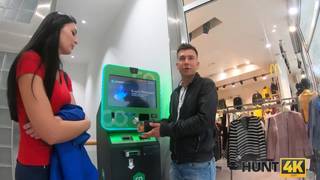 Baiser la gonzesse d'un cuck trouvé au centre commercial