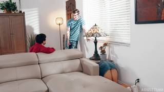 Brune se fait prendre pendant qu'elle fait le menage