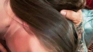 Une jeune fille mignonne fait l'amour avec un mec tatoué