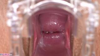 Frea Dee prend du plaisir en solo en utilisant un sextoy