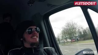 Cougar allemande baise dans le van